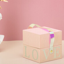 Coffret cadeau rose pour la Saint-Valentin avec couvercle et poignée