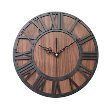 Orologio da parete Poaug in legno con numeri romani neri