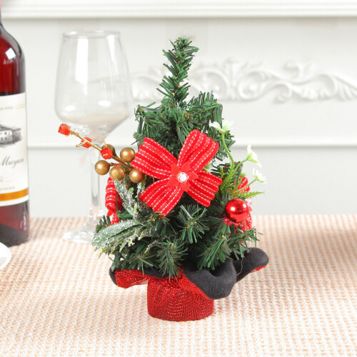 Juletrepyntsett med furunåler og rødt