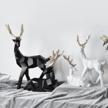 Geometrisches Hirsch-Dekor-Statuen-Set aus Kunstharz, 2-teilig