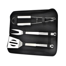 Ensemble barbecue comprenant des ustensiles de cuisson en acier inoxydable, une mallette de transport et des accessoires.