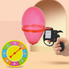 Jeu de roulette russe sur plateau tournant avec ballons et pompe