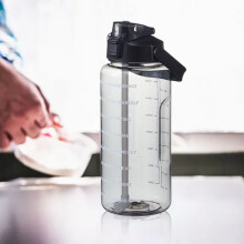 Sportvattenmugg med sugrör värmebeständig 750ml