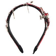 Opstandige hoofddoek met rode bottencharme en zilveren spikes