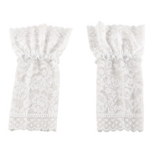 Poignets avec des motifs en dentelle, essentiels pour la-Blanc