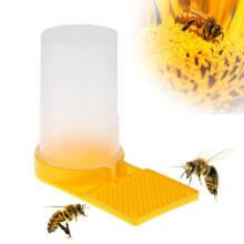 Wasserspender für Bienenstöcke zur Fütterung am Flugloch