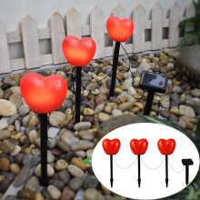 Tuinlamp in hartvorm op zonne-energie, geschikt voor buiten.