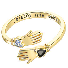 Magnifiques mains tenant des anneaux, cadeau-Couleur or