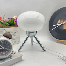 Lampe champignon LED blanche pour table de chevet.
