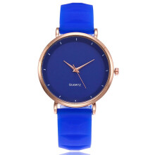 Reloj de cuarzo para mujer con elegante correa minimalista.