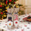 Enfeite de árvore de Natal: boneco de velho sem rosto e garrafa de vinho. 1