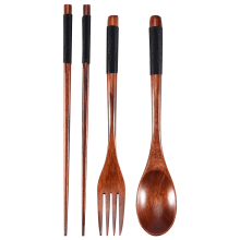 Conjunto de talheres de madeira com 4 peças: pauzinhos, colher e garfo.