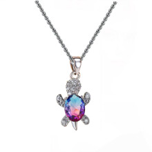Collana con ciondolo a forma di tartaruga in opale sintetico placcato oro bianco