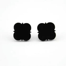 Boucles d'oreilles Clover gravées rondes à motif quadrilobe noir