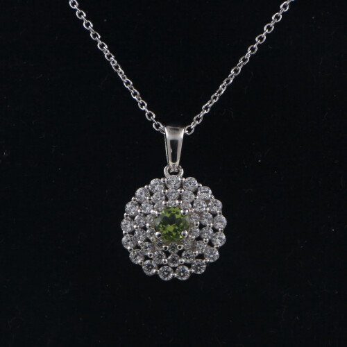 Colar com pingente de halo de peridoto em prata de lei, 0,50 ct.