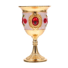 gobelet médiéval en verre doré orné de strass