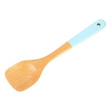 Conjunto de utensílios de cozinha em madeira de faia para crianças e uso doméstico.