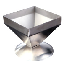 Molde piramidal de acero inoxidable para pasteles de 8 cm