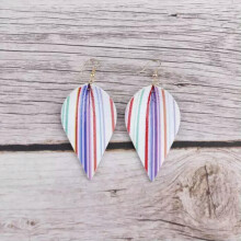 Boucles d'oreilles pendantes en cuir Ă rayures multicolores en forme de feuille, blanches
