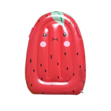 Amaca gonfiabile a forma di fragola per bambini, ideale per le vacanze al mare.