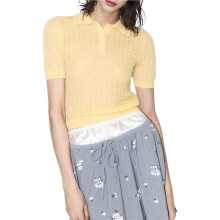 Camiseta Feminina de Verão com Gola Henry Vazada, em Tricô, Modelagem Slim, Básica e Manga Curta. Amarelo Claro M