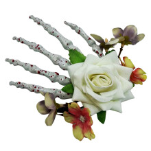 Modieuze schedelhandhaarspeld met bloemenaccentontwerp voor-Wit