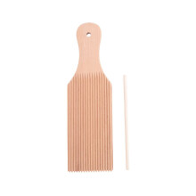 Nudeln, Nudelbrett aus Holz mit Butterfunktion, einfache Zubereitung von hausgemachter Pasta, Antiha
