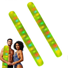 Set di 2 tubi galleggianti gonfiabili per piscina per adulti, colore verde, con 2 bastoncini da nuoto inclusi, giocattolo da spiaggia per esterni.