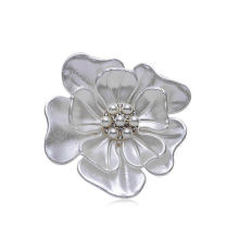 Spilla floreale elegante con smalto e placcatura oro, perle e fiore di pruno, gioiello da bavero per donna e ragazza reg