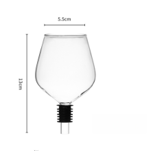Korkfri vinflaska i glas med skruvlock och stjälklöst drickglas för rödvin, elegant och återanvändbar