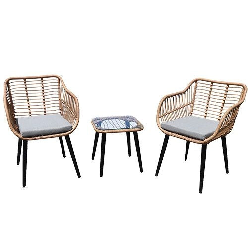 Rattan-Gartenmöbel-Set mit Stühlen und einem Tisch mit Glasplatte