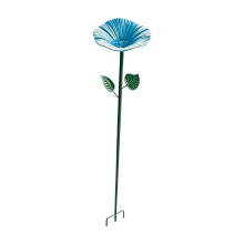 Schmiedeeiserner Blumenstecker für den Garten, der als-hellblau