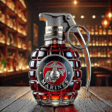 (Grenade D) Geschikt voor een whiskykaraf van 350 ml. Fles in de vorm van een Amerikaanse zeearend, teckel of uil, of een adelaar.