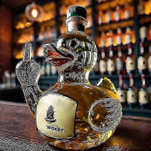 (Duck E) Geschikt voor een whiskykaraf van 350 ml. Fles in de vorm van een Amerikaanse zeearend, teckel of uil, of een adelaar.