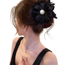 Zarte Blumen-Haarspange aus Stoff mit Perlendetail,-Schwarz