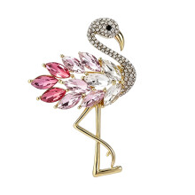 Goudkleurige flamingobroche 8 cm lang opvallend strassontwerp