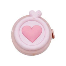 1 pala pehmeää mittanauhaa vaaleanpunaisen macaron-sydämen muodossa