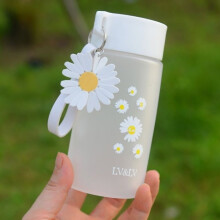 Daisy draagbare waterbeker van wit mat plastic met een inhoud van 480 ml.