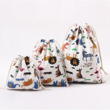 Tas van natuurlijk katoen, stoffen etui, cadeautas met dierenprint en 3 verschillende vakken.