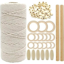 Macramé startersset: katoenen touw, houten ringen, kralen en stokjes voor het zelf maken van een wanddecoratie.