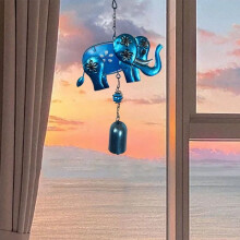 Windgong in de vorm van een olifant, gemaakt van metaal, ijzer, glas en met beschilderde details, een hangend ornament voor de binnenplaats,