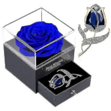 Cadeauverpakking met geconserveerde echte rozen, een enkele blauwe roos en een rozenbroche, voor Moederdag.
