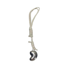 Handgemaakte cashewsleutelhanger met metalen details en-Wit