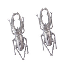 Onderscheidende oversized insectenoorbellen moderne retro-zilver
