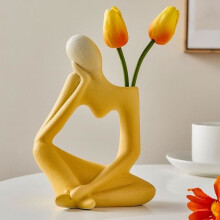 Gele vaas met abstracte figuur, een klein decoratief vaasje voor in huis, een vaas met een kunstzinnige afbeelding, geschikt als decoratie