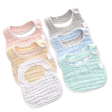 Fabric baby bib, t-shirt style, cotton gauze, adjustable, ideal for infants and toddlers.