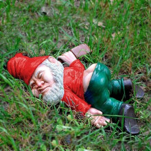 Garden Gnome - Waterproof - Funny Drunk - Resin - 18x13x6cm - Outdoor Decoration