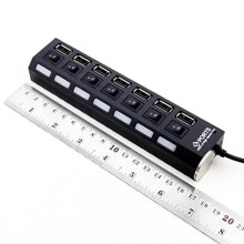 7-porttinen USB-keskitin, jossa on virtakytkin