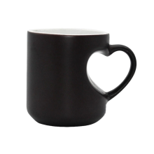 Hartvormige, van kleur veranderende keramische mok met handvat, grappige koffiemok met verrassingseffect voor warme dranken.