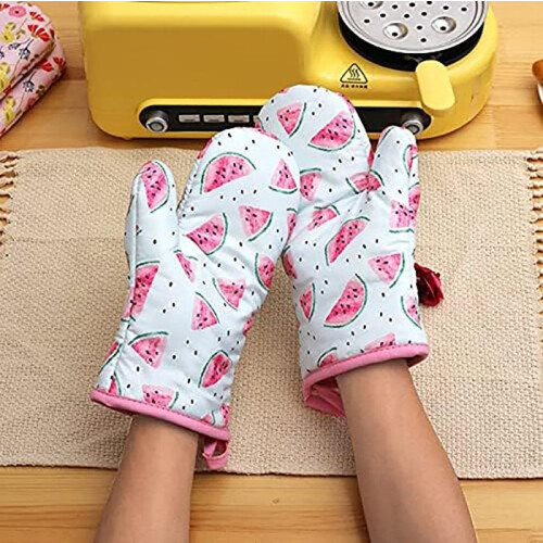 pair of thick, heat-resistant kitchen gloves 2